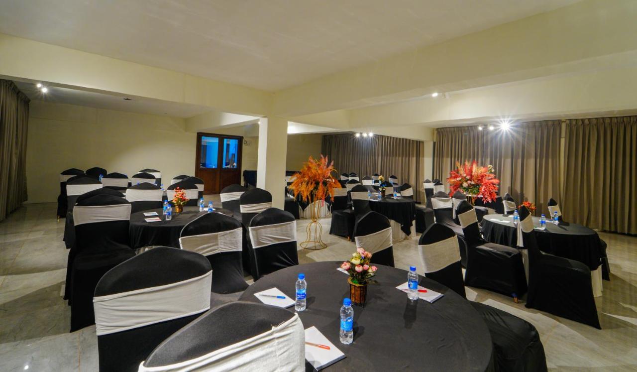 Hotel Woodcrest Zirakpur - Best Family Hotel By - A Unit Of Sidham Group Kültér fotó