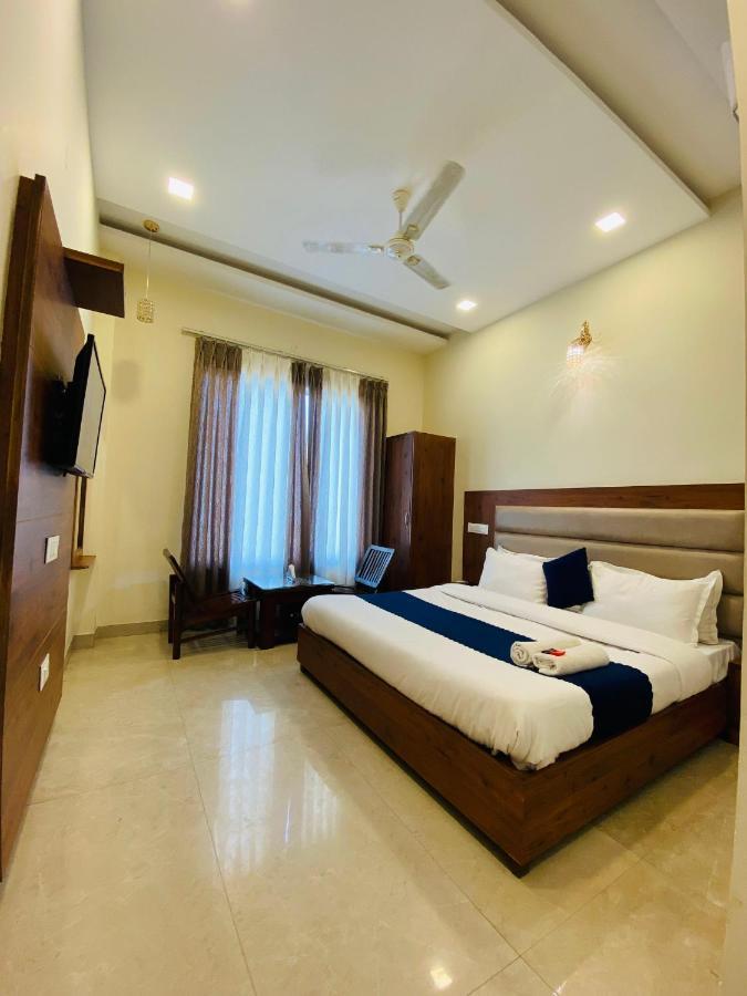 Hotel Woodcrest Zirakpur - Best Family Hotel By - A Unit Of Sidham Group Kültér fotó