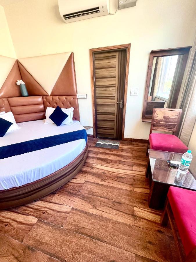 Hotel Woodcrest Zirakpur - Best Family Hotel By - A Unit Of Sidham Group Kültér fotó